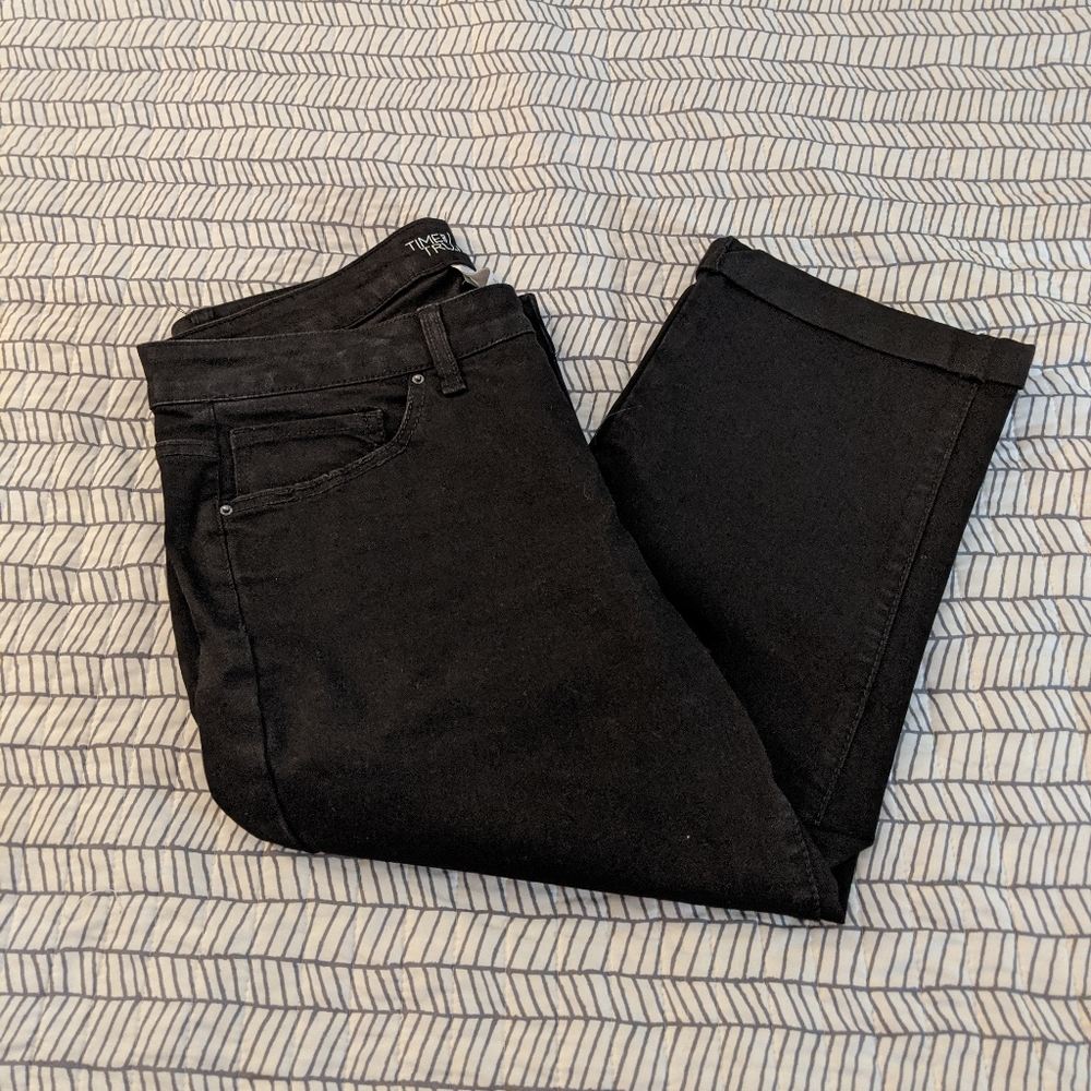 NWOT 🎉 BLACK CAPRI JEANS
